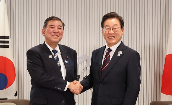 이재명 대통령이 17일(현지 시간) 캐나다 앨버타주 캐내내스키스 주요 7개국(G7) 정상회의장에서 이시바 시게루 일본 총리와 한일 정상회담에 앞서 악수하고 있다. ⓒ뉴시스