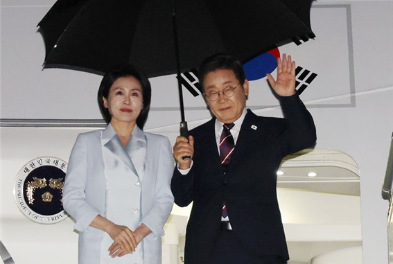 주요 7개국(G7) 정상회의 일정을 마친 이재명 대통령과 부인 김혜경 여사가 17일(현지 시간) 캐나다 앨버타주 캘거리국제공항에 도착해 공군 1호기에 탑승하며 손을 흔들고 있다. ⓒ뉴시스