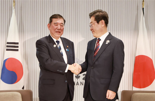 이재명 대통령이 17일(현지 시간) 캐나다 앨버타주 캐내내스키스 주요 7개국(G7) 정상회의장에서 열린 한일 정상회담에서 이시바 시게루 일본 총리와 악수하고 있다. ⓒ뉴시스