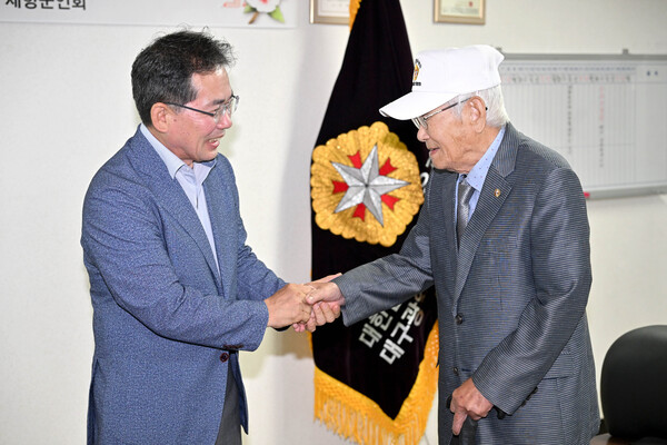 19일 김진열 군위군수가 최고령 참전유공자인 김동수(98) 회장에게 감사 인사를 전하고 있다.ⓒ군위군