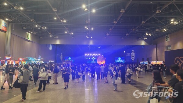 21일  넥슨 '마비노기' 21주년 판타지 파티 'NEW RISE'가 열리는 경기도 고양시 킨텍스 제1전시장 5홀 전경. [사진 / 임솔 기자]