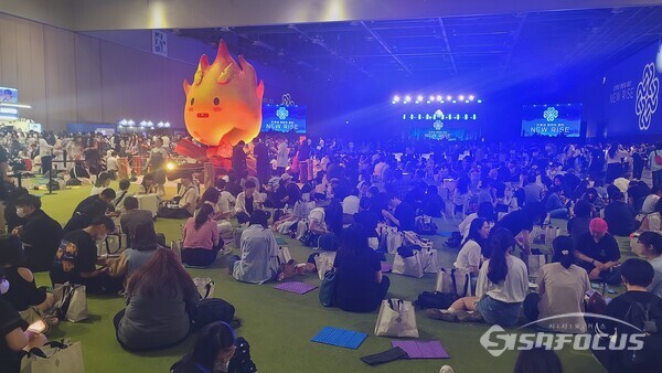 '모닥불 정령 캠핑존'에 이용자들이 삼삼오오 모여 있다. [사진 / 임솔 기자]