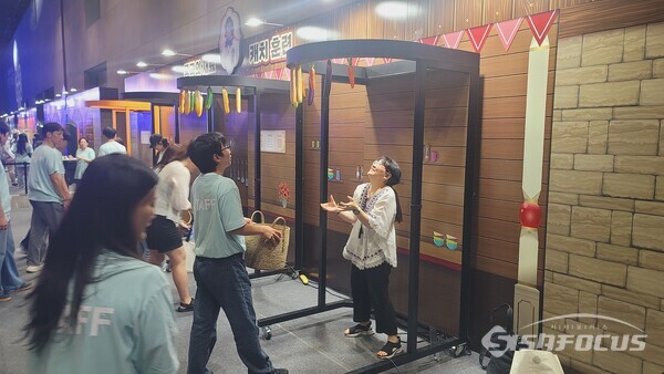 이용자들이'궁국의 재료 캐치 훈련'을 체험하고 있다. [사진 / 임솔 기자]