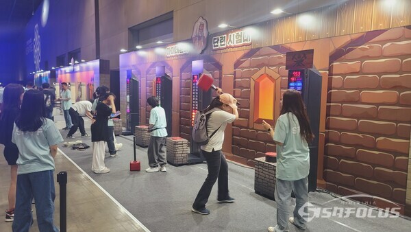 이용자들이 '아이데른의 단련 시험대'를 체험하고 있다. [사진 / 임솔 기자]