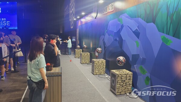 이용자들이 '스튜어트의 파이어볼 시험'을 체험하고 있다. [사진 / 임솔 기자]