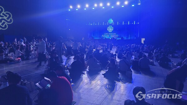 이용자들이 메인 스테이지 앞쪽에 마련된 관람석에 앉아 다음 프로그램을 기다리고 있다. [사진 / 임솔 기자]