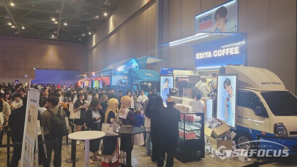 전시장 한쪽에 마련된 푸드트럭에서는 '에린' 셰프들이 만든 음식을 먹을 수 있다. [사진 / 임솔 기자]