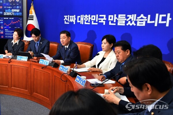 김병기 더불어민주당 당대표 직무대행 겸 원내대표가 23일 서울 여의도 국회 본청에서 열린 최고위원회의에서 모두발언을 하고 있다. 사진 / 오훈 기자