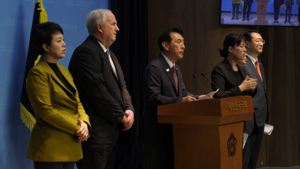 국민의힘 소속 국회 외교통일위원회 위원들이 23일 서울 여의도 국회 소통관에서 이재명 대통령의 나토 정상회의 불참을 규탄하는 기자회견을 열고 있다. 사진 / 김경민 기자