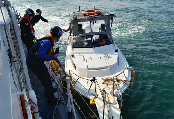 해양경찰관이 운항중인 레저보트의 안전상태 점검을 위해 배를 접안하고 있다 / ⓒ해경경찰청