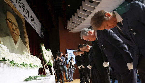 박유철 백범김구선생기념사업협회장 등 관계자들이 26일 서울 용산구 백범김구기념관에서 열린 백범 김구 선생 제76주기 추모식에서 헌화한 뒤 인사하고 있다 ⓒ뉴시스