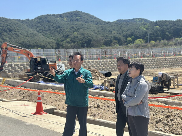  박현국 봉화군수가 농업 혁신과 청년층 유입을 위한 대규모 임대형 스마트팜단지 조성 현장을 점검하고 있다.ⓒ봉화군