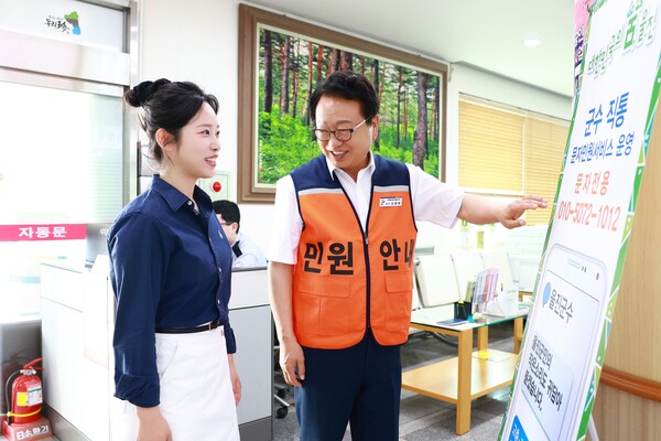 손병복 울진군수는 지난 16일 울진읍사무소를 시작으로 27일 본청 민원실을 방문해 일일 민원 도우미로 활동하며 주민들과 직접 대화하고 있다.ⓒ울진군