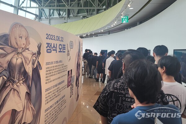 내달 13일까지 서울 광진구 건대스타시티몰 3층 브이스퀘어에서 '브라운더스트2'의 오프라인 행사가 개최된다. 유저들이 굿즈존에 가기 위해 커뮤니티 공간에서 줄을 서서 기다리고 있다. [사진 / 임솔 기자]