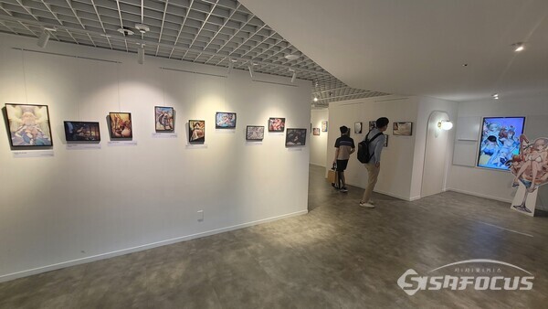 유저들이 전시존에서 브라운더스트2 일러스트를 감상하고 있다. [사진 / 임솔 기자]