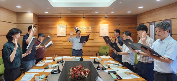 30일 임하수 남부산림청장과 부서장급 공무원들이 반부패 의지를 다지며 부정청탁 근절 선언문을 낭독하고 있다.ⓒ남부산림청