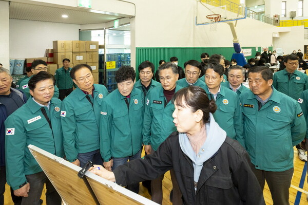 지난 3월 23일 경북도의회가 의성 산불 현장을 방문해 종합적인 대책을 마련하고 있다.ⓒ경북도의회