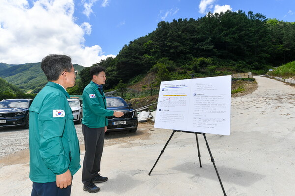 1일 유정근 영주시장 권한대행(왼쪽)이 삼가리 집중호우 피해지역 현장을 점검하고 있다.ⓒ영주시