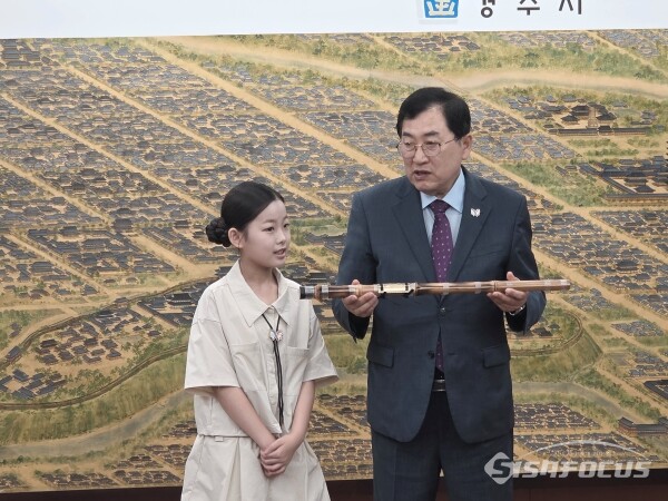 주낙영 경주시장이 경주의 3대 보물 중 하나인 만파식전을 이수연 양에게 선물하는 모습. 사진 / 김인철 기자