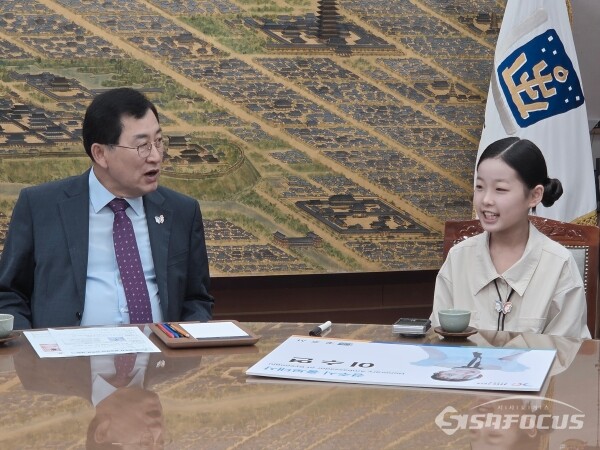 주낙영 경주시장이 이수연 양과 담소를 나누고 있는 모습. 사진 / 김인철 기자