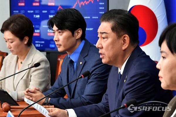 김병기 더불어민주당 당대표 직무대행 겸 원내대표가 지난 27일 서울 여의도 국회 본청에서 열린 최고위원회의에서 모두발언을 하고 있다. 사진 / 오훈 기자