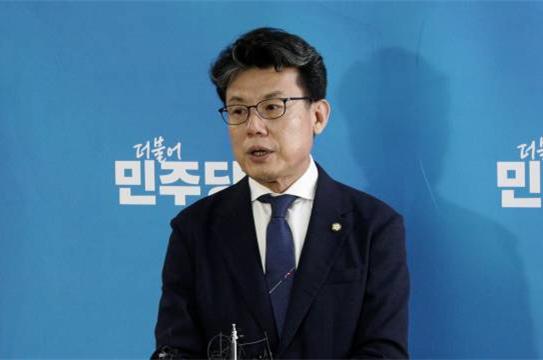 진성준 더불어민주당 정책위의장이 과거 국회에서 기자들과 만나 취재진의 질문에 답하고 있는 모습. 사진 / 이 훈 기자