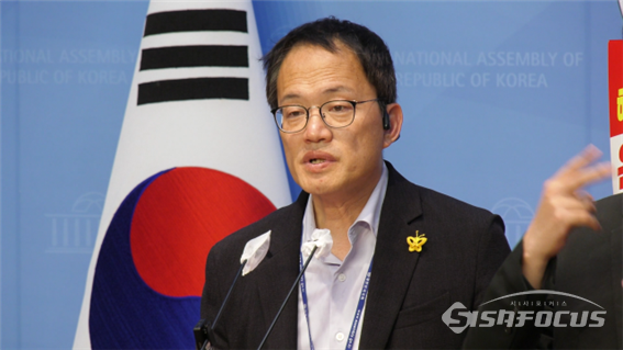 박주민 더불어민주당 의원이 과거 국회소통관에서 기자회견을 하고 있는 모습. 사진 / 김경민 기자