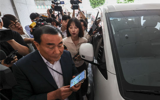 김건희 여사와 관련한 의혹을 수사하는 민중기 특별검사팀 관계자가 압수수색을 위해 3일 서울 종로구에 위치한 삼부토건 본사 사무실로 들어가고 있다. ⓒ뉴시스