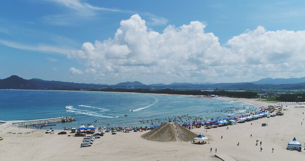 영덕군의 7개 해수욕장이 오는 18일 일제히 문을 열고 다음 달 24일까지 38일간 운영된다.ⓒ영덕군