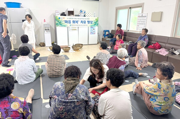 청송군이 최근 발생한 산불 피해로 고통받는 주민들의 심리적 회복을 위해 치유 명상 프로그램을 운영하고 있다.ⓒ청송군