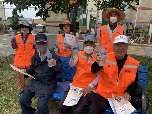 노인 일자리 참여자 안전관리 강화 물품 배부.사진 / 해남군청