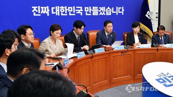 김병기 당대표 직무대행 겸 원내대표를 중심으로 한 더불어민주당 지도부가 지난달 30일 국회에서 최고위원회의를 진행하고 있다. 사진 / 오훈 기자