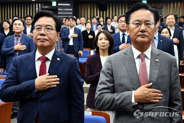 송언석(왼쪽) 국민의힘 비상대책위원장 겸 원내대표가 지난 3일 서울 여의도 국회 본청에서 국민의힘 의원들과 함께 의원총회를 하고 있다. 사진 / 오훈 기자