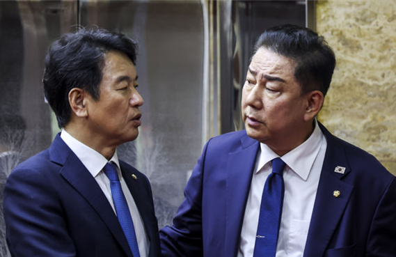 더불어민주당 문진석(좌측) 원내수석부대표와 김병기(우측) 원내대표가 지난달 26일 서울 여의도 국회에서 국회의장과 회동을 위해 국회의장실로 이동하며 대화하고 있는 모습. ⓒ뉴시스