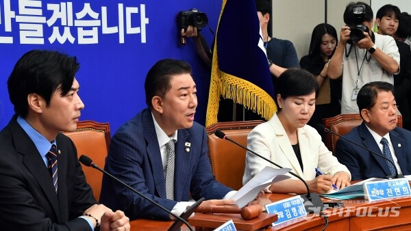 더불어민주당 김병기 당대표 직무대행 겸 원내대표가 지난 2일 국회에서 열린 최고위원회의에서 모두발언을 하고 있다. 사진 / 오훈 기자