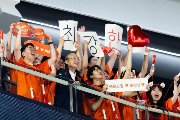 한화그룹 김승연 회장이 임직원들과 함께 경기를 관람하고 있다 ⓒ한화그룹
