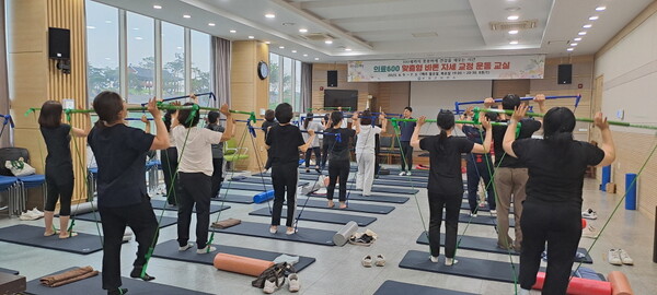 ‘바른 자세 교정 운동 교실’에 참여한 주민들이 강사의 지도에 맞춰 운동을 하고 있다. 사진/보성군청