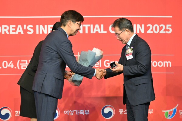 4일 김진열 군수(오른쪽)가 최근 ‘2025 한국의 영향력 있는 CEO’로 선정되며 그 성과를 인정받고 있다.ⓒ군위군