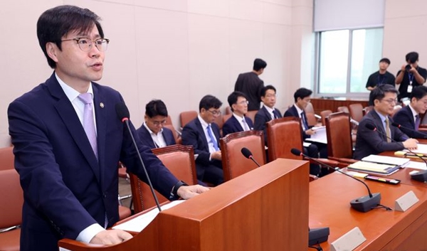 여한구 산업통상자원부 통상교섭본부장이 4일 서울 여의도 국회에서 열린 산업통상자원중소벤처기업위원회 전체회의에서 한미관세협의 통상조약법 절차 추진 계획을 보고하고 있다. ⓒ뉴시스
