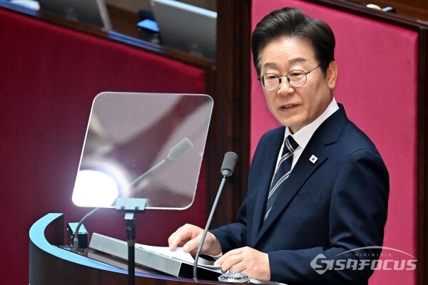 이재명 대통령이 지난달 26일 오전 서울 여의도 국회 본청에서 추가경정예산에 대한 협조를 구하는 시정연설을 하고 있다. 사진 / 오훈 기자