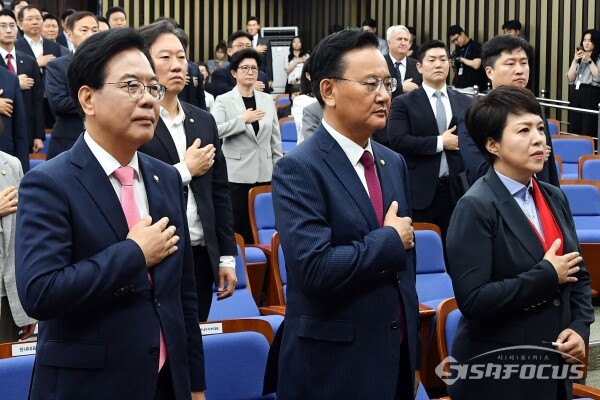 송언석 비상대책위원장 겸 원내대표 등 국민의힘 의원들이 4일 서울 여의도 국회 본청에 모여 긴급 의원총회를 진행했다. 사진 / 오훈 기자