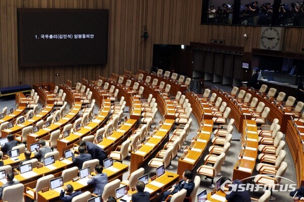지난 3일 오후 서울 영등포구 여의도 국회 본청에서 열린 제426회 국회(임시회) 4차 본회의에서 김민석 국무총리 후보자 임명동의안이 재석 179인 중 찬성 173인, 반대 3인, 무효 3인으로 가결됐다. 이날 표결에 불참해 비어 있는 국민의힘 의원들 의석 모습. 사진 / 오훈 기자