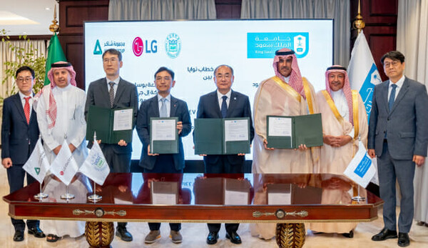 왼쪽 세번째부터 셰이커 그룹 에디 전 부사장, LG전자 진심원 ES선행연구담당, 부산대학교 최재원 총장, 킹사우드대학교 야자드 알 아셰이크 부총장 ⓒLG전자