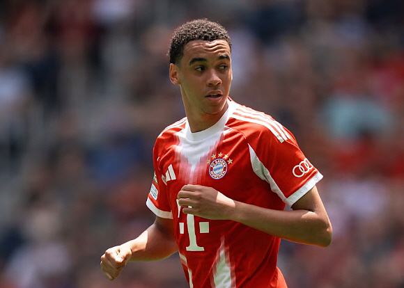 무시알라, 비골 골절 및 발목 탈구로 뮌헨에서 수술. ⓒ바이에른 뮌헨