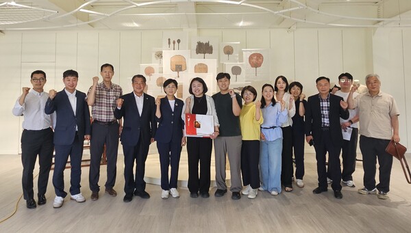 7일 이선희 기획경제위원장(왼쪽 5번째)과 이형식 저출생지방소멸극복특별위원장(왼쪽 4번째)이 지역 청년사업가들과 상주시 함창읍 소재 명주정원을 찾아 복합문화공간 조성 과정과 지역 사회 파급효과를 분석하며 관련 제도 개선 필요성에 공감대를 형성하고 있다.ⓒ경북도의회