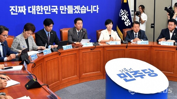 김병기 당대표 직무대행 겸 원내대표가 7일 국회에서 열린 최고위원회의에서 모두발언을 하고 있다. 사진 / 오훈 기자