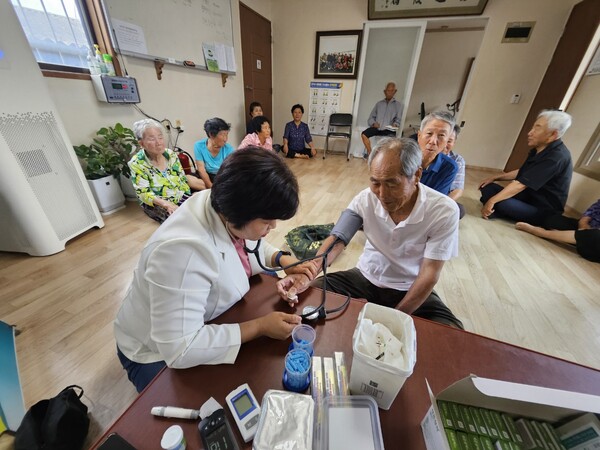 경로당순회 캠페인 장면. 사진/강진군청