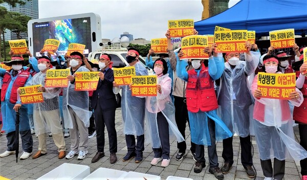 지난 2022년 8월 8일 경북 영덕지역 정치망 어업인들이 서울 용산구 대통령실 앞에서 '참치 어획량 쿼터' 폐지를 촉구하고 있다. 사진/독자제공