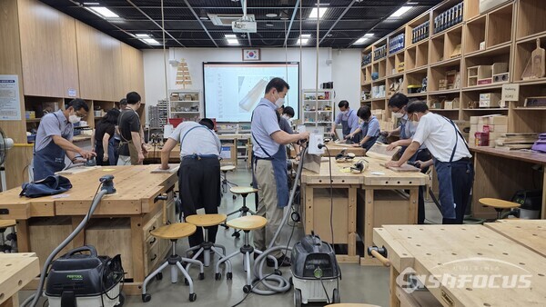 9일 경북교육청 직속기관장들이 국내 최초의 메이커 전문 교육관 ‘맹글마루’에서 목공체험을 하고 있다.ⓒ김영삼 기자