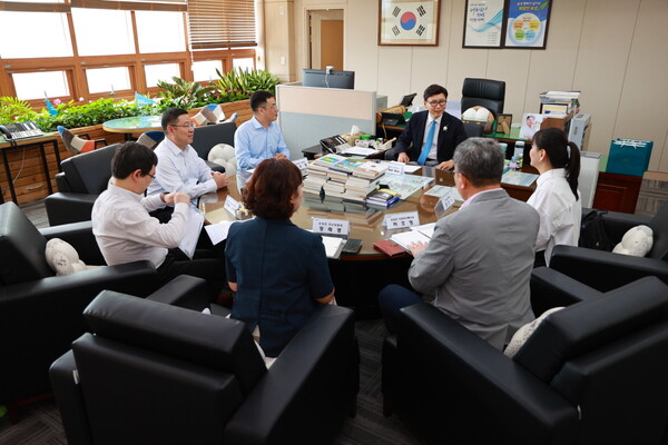중국 운남성의 농업 특성화 대학인 운남농업대학교 대표단이 보성군을 방문해 차 산업 인재 양성과 보성 차 수출 확대 방안에 대해 이야기 하고 있다. 사진/보성군청